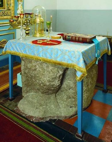 Камень второго обретения иконы в алтаре Явленской церкви