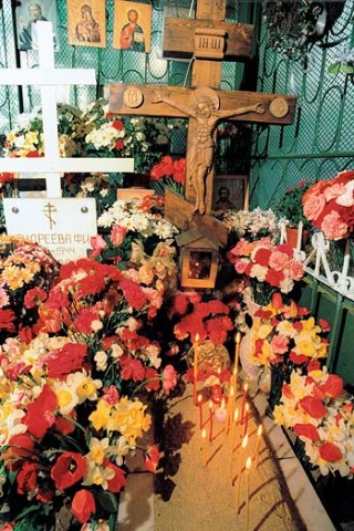 Могила блаженной Матроны на Даниловском кладбище. 4 марта 1998 года