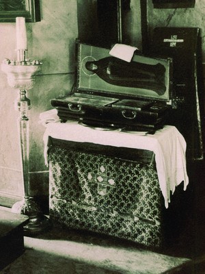 Ковчег с частицей мощей преп. Евфросинии в Спасском храме. Фото конца XIX века